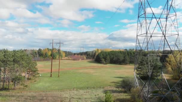 Rising Aerial Footage Power Line Bases Tops Trail Ottawa Ontario — Αρχείο Βίντεο