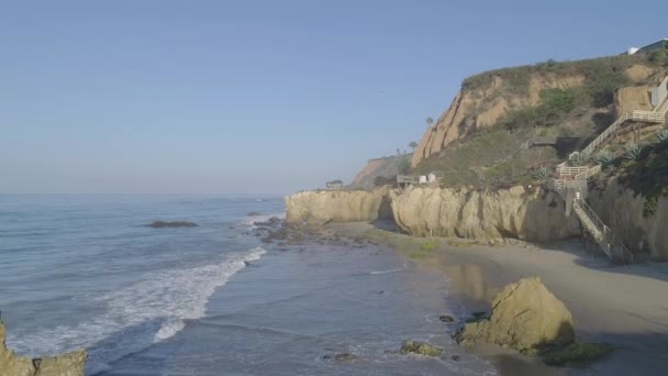 Malibu California Sisli Bir Yaz Sabahı Matador Plajının Dalgaları Kayaları — Stok video