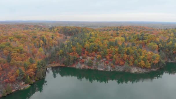 Circling Aerial Footage Lookout Side Hill Pink Lake Gatineau Quebec — Wideo stockowe