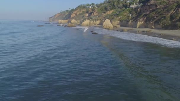 Aerial Shots Matador Beach Breaking Waves Rocks Hazy Summer Morning — Stock Video