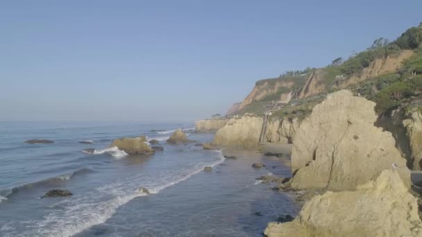 Aerial Shots Matador Beach Breaking Waves Rocks Hazy Summer Morning — Stockvideo