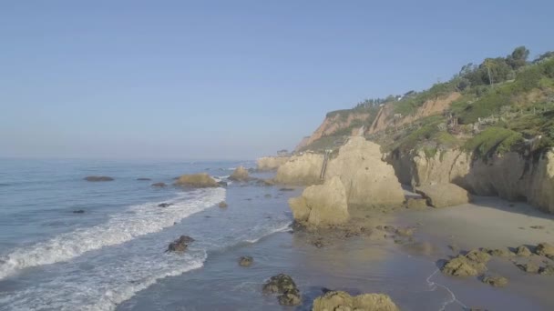 Aerial Shots Matador Beach Breaking Waves Rocks Hazy Summer Morning — Video Stock
