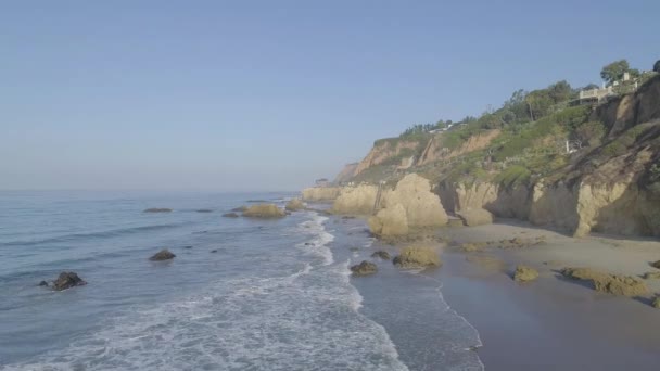 Luchtfoto Van Matador Strand Brekende Golven Rotsen Een Wazige Zomerochtend — Stockvideo