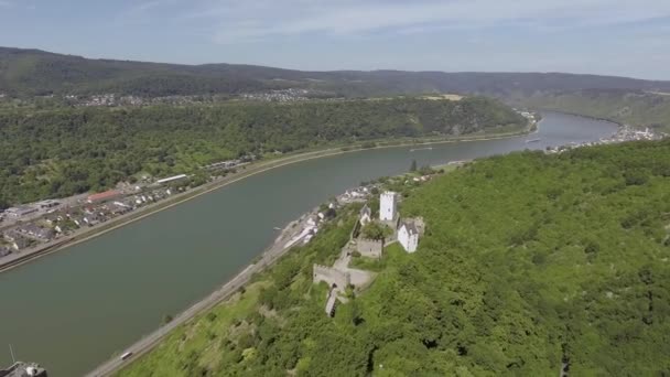 Luchtfoto Van Twee Kastelen Een Berg Een Rivier — Stockvideo