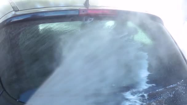 Κορίτσι Πλένει Αυτοκίνητο Αργή Κίνηση Εξωτερική Πίσω Όψη — Αρχείο Βίντεο