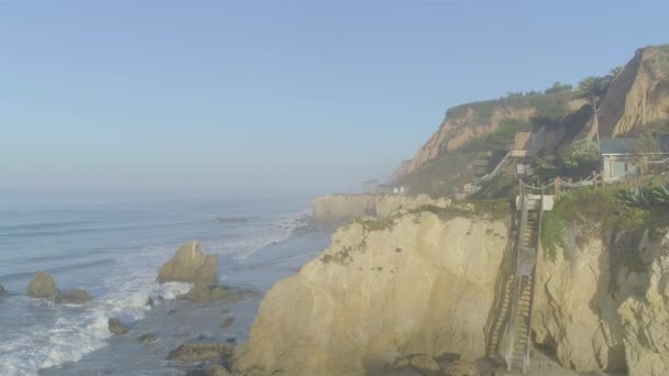 Aerial Shots Matador Beach Breaking Waves Rocks Hazy Summer Morning — Vídeo de Stock