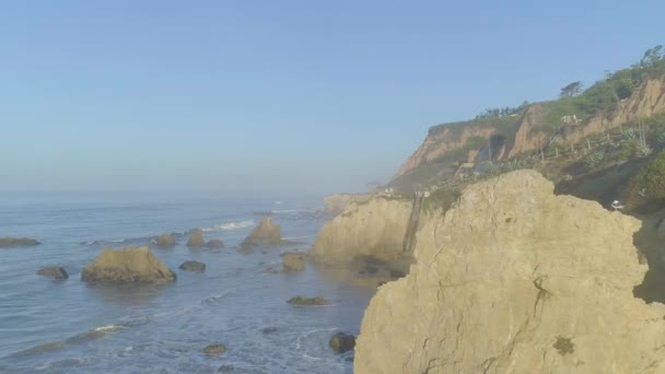 Aerial Shots Matador Beach Breaking Waves Rocks Hazy Summer Morning — Video Stock