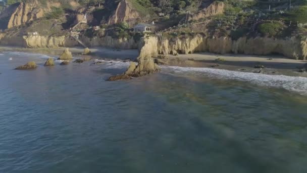 Aerial Shots Matador Beach Breaking Waves Rocks Hazy Summer Morning — Stok video
