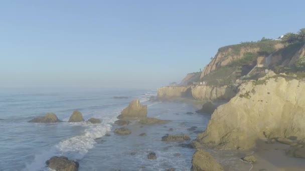 Aerial Shots Matador Beach Breaking Waves Rocks Hazy Summer Morning — Stock video