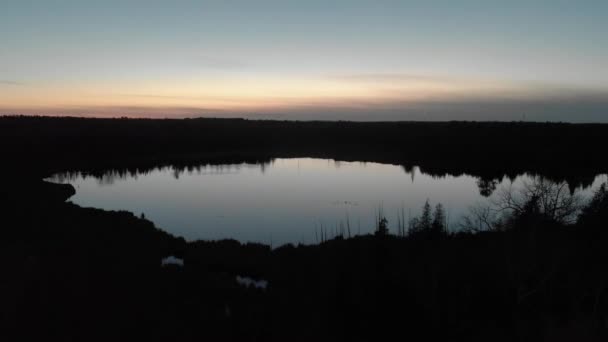 Nagranie Powietrza Nad Stawem Obrzeżach Ottawy Ontario Zachodem Słońca Odbiciem — Wideo stockowe