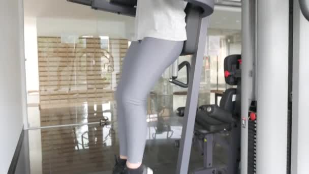 Asian Woman Fitness Asian Woman Working Out Various Fitness Equipment — Vídeo de Stock