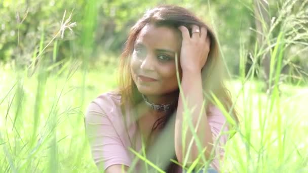 Mooie Indiase Vrouw Glimlachen Kijken Naar Camera — Stockvideo