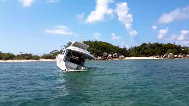 Ship Wreck Crashed Shallow Tropical Waters Island Background — Stock video