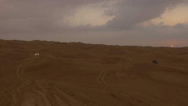 Vue Panoramique Voitures Abîmées Dans Désert Coucher Soleil Dubaï Émirats — Video