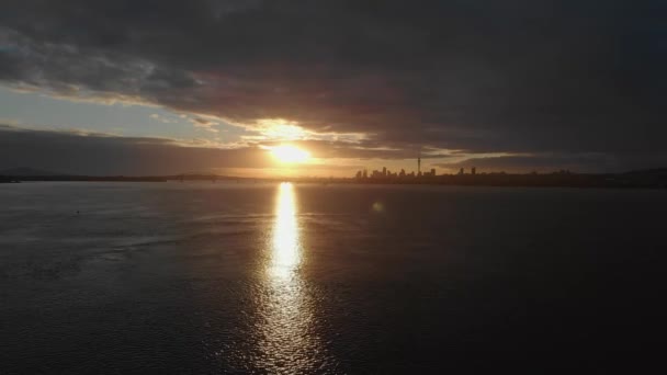 Auckland Harbour Golden Sunrise City Skyline New Zealand Aerial Pull — Vídeo de stock