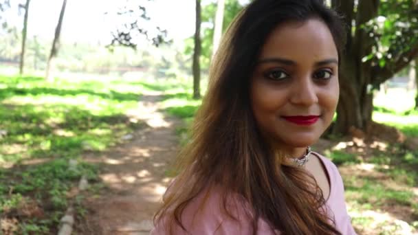 Beautiful Indian Woman Smiling Looking Camera Slow Motion — Αρχείο Βίντεο