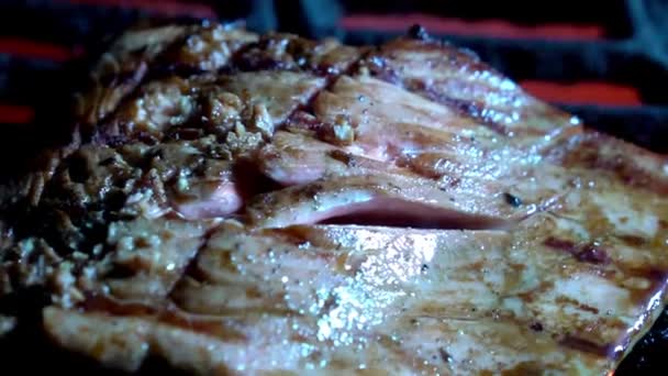 Friss Lazac Steak Főzés Forró Grillen Éjszaka — Stock videók