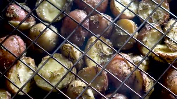 Camera Looking Straight Panning Browned Herbed New Potatoes Wire Basket — Stockvideo