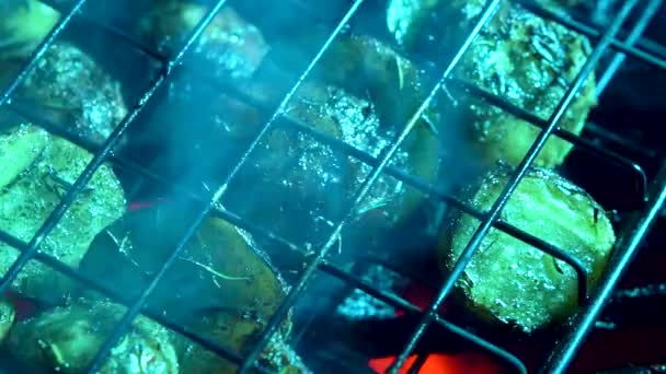Κάμερα Ψήσιμο Όλη Την Κοίτη Νέες Πατάτες Μαγείρεμα Μια Καυτή — Αρχείο Βίντεο