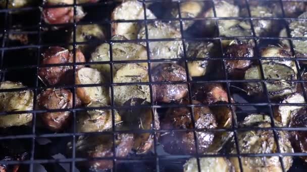 Brownned Herbed Nieuwe Aardappelen Een Draad Mand Een Hete Grill — Stockvideo