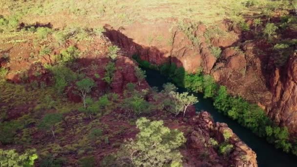 Drone Footage Flying Left Right Revealing Deep Red Gorge Calm — Stok video