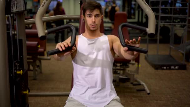 Front Shot Teen Bodybuilder Wearing White Muscle Shirt Pressing Weight — Wideo stockowe