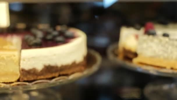 Ending Slide Shot Right Left Sweet Fruity Cheesecakes Storefront Patisserie — Stok Video