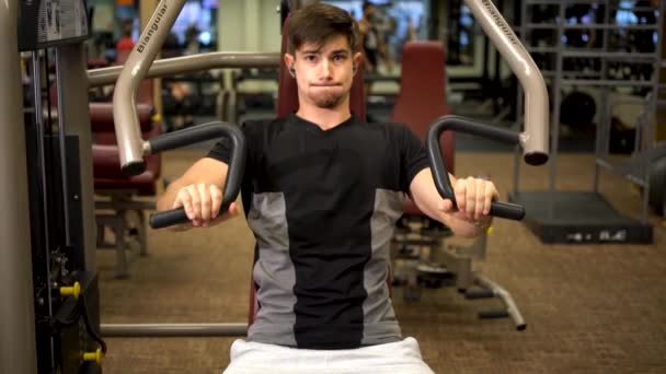 Front Shot Teen Bodybuilder Wearing Black Shirt Pressing Weight Straight — Video Stock