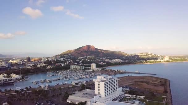 Drone Rising Reveal Townsville City Castle Hill Sunny Morning — Stockvideo