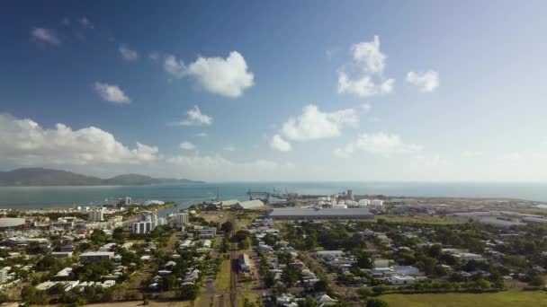 Drónfelvételek Ausztrál Townsville Ipari Kikötői Területéről Magentic Island Látható Háttérben — Stock videók
