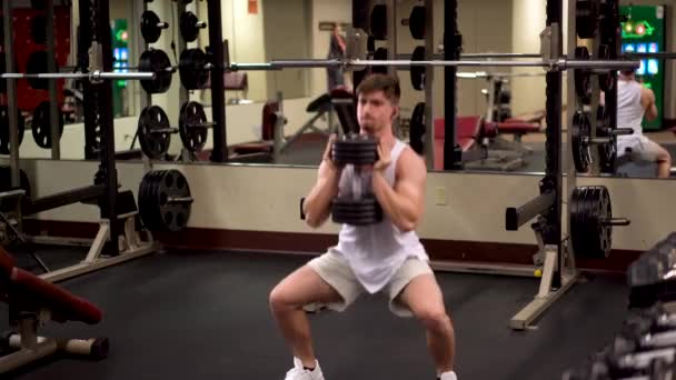 Front Shot Young Bodybuilder Doing Goblet Squats — Vídeo de stock