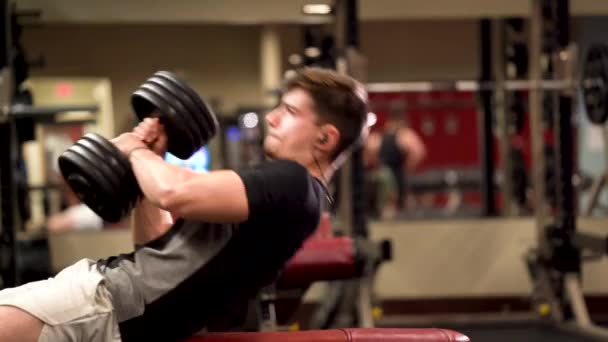 Closeup Side Shot Bodybuilder Doing Lying Triceps Pullover Presses — Αρχείο Βίντεο