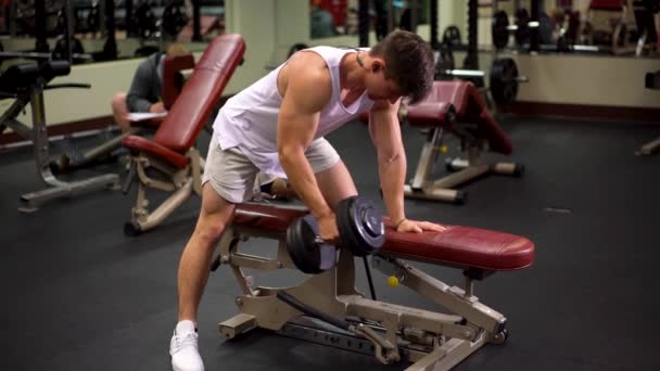 Front Side Shot Young Bodybuilder Doing One Arm Dumbbell Rows — Video Stock