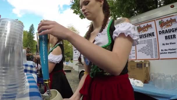 Closeup Beer Maiden She Serves Beer Octoberfest Festival — Vídeo de Stock