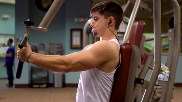 Closeup Young Bodybuilder Working Pec Dec Fitness Club — Wideo stockowe