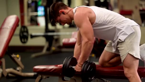 Closeup Side View Young Bodybuilder Doing One Arm Dumbbell Rows — Video Stock