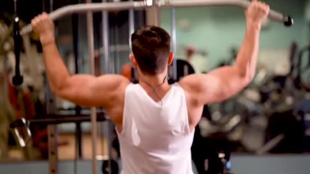 Rear Closeup Young Bodybuilder Doing Lat Pulldowns Machine — Stockvideo