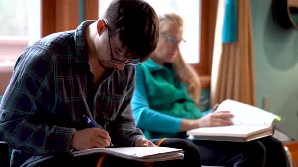 Close Van Thuis School Tiener Jongen Schrijven Notebook Tijdens Het — Stockvideo