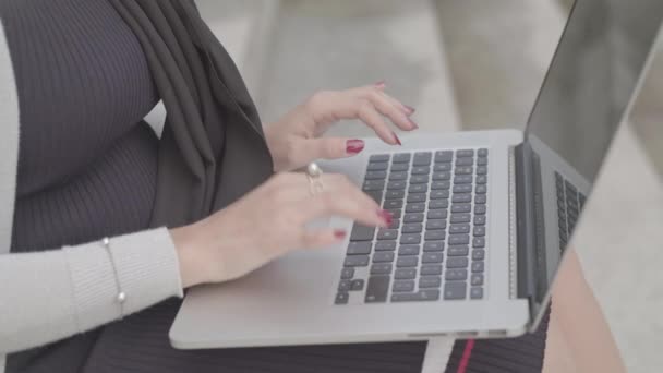 Close Shot Woman Typing Laptop Keyboard Whilst Sat Ungraded — Vídeo de stock