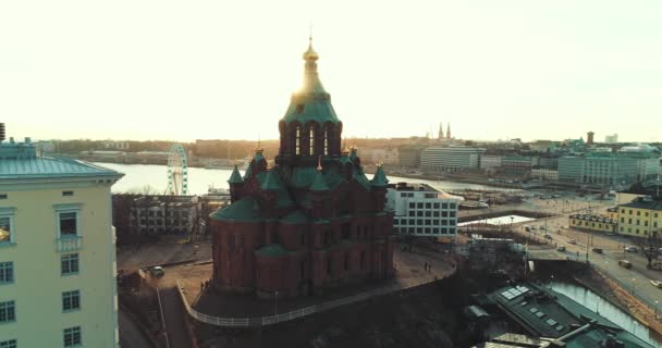 Luftaufnahme Einer Kirche Helsinki Bei Sonnenuntergang Langsame Umlaufbahn Lässt Sonne — Stockvideo