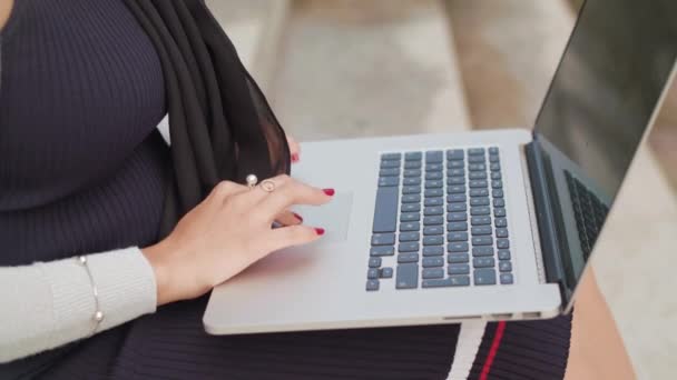 Close Shot Woman Typing Laptop Slowmotion — Vídeo de stock