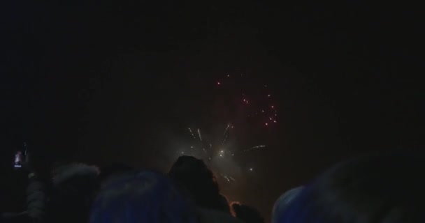 Fireworks Exploding Heads Crowd — Vídeos de Stock