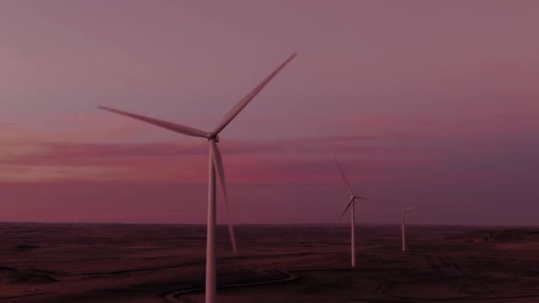 Günbatımında Calhan Colorado Yakınlarındaki Bir Rüzgar Çiftliğinin Hava Görüntüleri — Stok video