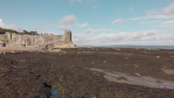 Luchtdrone Zicht Nadert Andrews Castle Vliegen Zeer Laag Naar Rotsachtige — Stockvideo