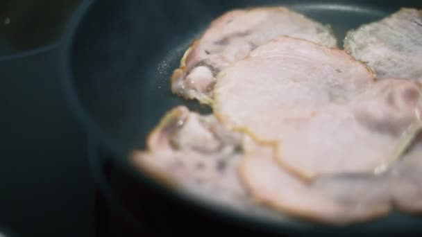 Pan Shot Ham Cooking Black Pan — Vídeo de stock