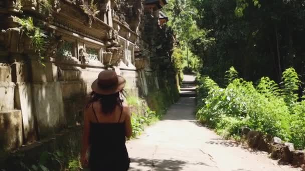 Beautiful Girl Brown Hat Goes Temple Jungle Bali Indonesia — Vídeo de stock