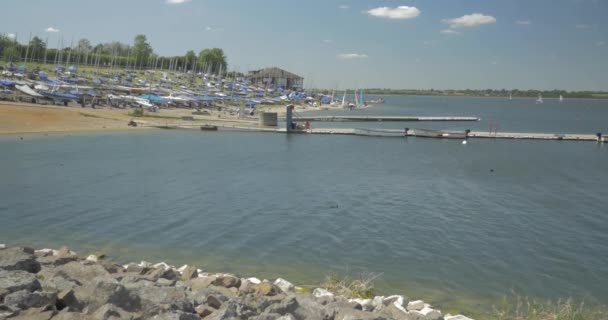 Sunny Shot Reservoir Docks Boats Alongside Rocky Border Sand Cinema — ストック動画