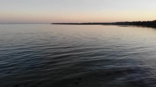 Αεροφωτογραφία Που Πετούν Πάνω Από Θάλασσα Στο Nykbing Bugt Κολύμπι — Αρχείο Βίντεο