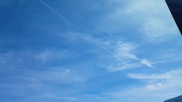 Cielo Día Soleado Con Avión Dejando Huellas Químicas — Vídeos de Stock