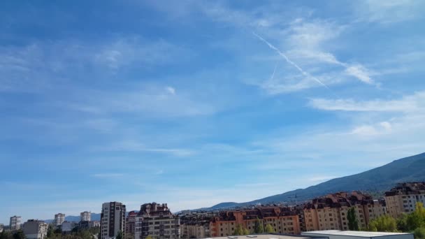 Cielo Sobre Ciudad Día Soleado Con Algunos Senderos Química — Vídeos de Stock